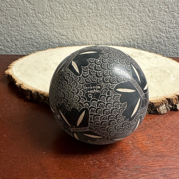 Mata Ortiz Pottery Heriberto Ledezema 
Hand Made 
Hand Painted 
Hand Etched Rare - Picture 9 of 9